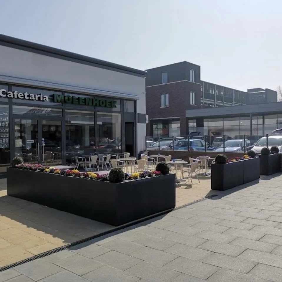 Het terras en de voorkant – Cafetaria & Sushi Molenhoek