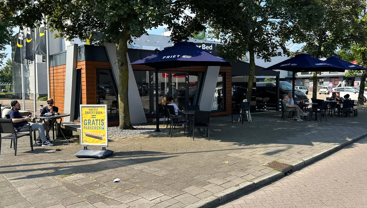 De voorkant met terras, Hurksestraat – Franky's Fish, Chips & Snacks